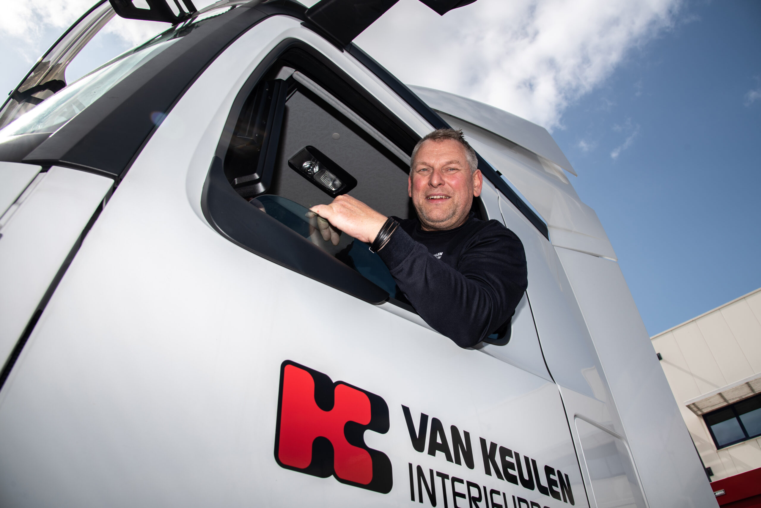 Medewerker van Van Keulen Interieurbouw in de cabine van een vrachtwagen