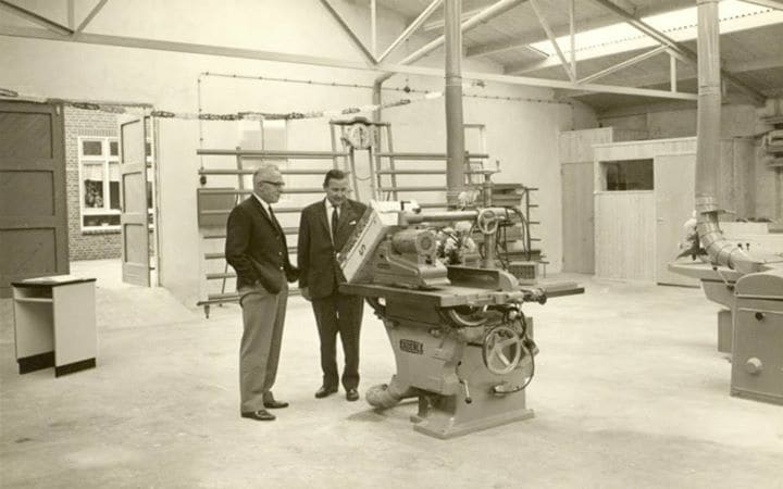 1963: Oprichter Lammert van Keulen (links) in de fabriek aan de Groen van Prinstererstraat