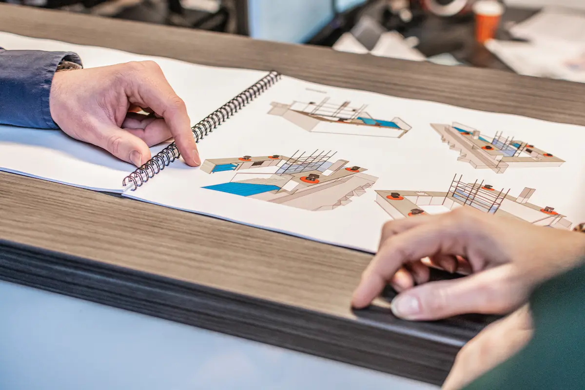 Medewerkers van Van Keulen Interieurbouw bespreken technische tekeningen van een interieurproject